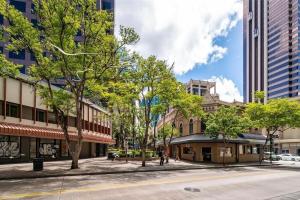 una calle vacía en una ciudad con edificios altos en 1BR Ocean Sunset View With Parking en Honolulu