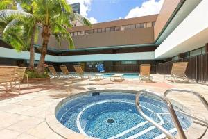 a hot tub in a courtyard next to a building at 1BR Ocean Sunset View With Parking in Honolulu