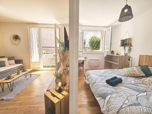 En eller flere senge i et værelse på Le Bourget, Grand appartement proche du centre