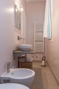 切爾維亞的住宿－Appartamenti Cervia，白色的浴室设有水槽和镜子