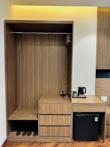ブンタウにあるHải Long Hotel 2の木製クローゼット(靴付)が備わる客室です。