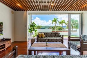 名護市にあるComfort Villa YAGAJIのソファとテーブルのあるリビングルーム