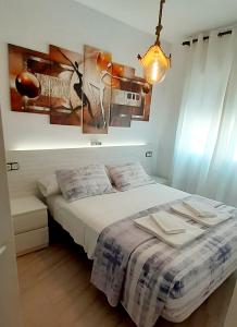 - une chambre avec un lit dans l'établissement Hostal Kokkola, à Fuengirola