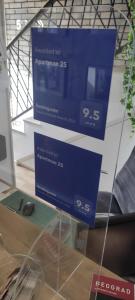 Apartman 25 في بلغراد: علامة زرقاء على رأس مكتب مع فأر
