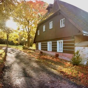 una casa sul ciglio di una strada sterrata di Roubenka U Andělů, Šumava a Kašperské Hory