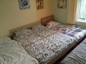 łóżko w sypialni z narzutą w obiekcie Wim's Place Schiphol Amsterdam Airport w mieście Hoofddorp