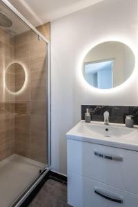 La salle de bains est pourvue d'un lavabo et d'une douche avec un miroir. dans l'établissement Le Saint James B avec salle de sport, à Rouen