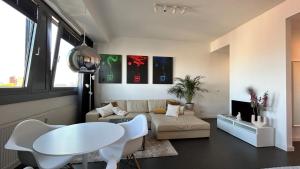 sala de estar con mesa blanca y sofá en Skyview Studio Apartments at Berlin Kreuzberg-Mitte en Berlín