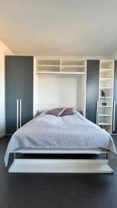 um quarto com uma cama grande e armários azuis em Skyview Studio Apartments at Berlin Kreuzberg-Mitte em Berlim