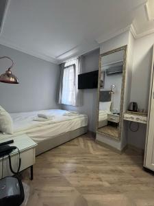 une chambre avec un grand lit et un miroir dans l'établissement Good Night Hotel Istanbul, à Istanbul