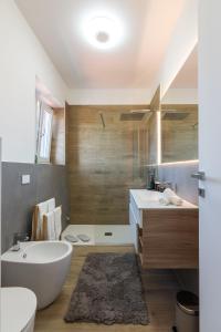 a bathroom with a tub and a toilet and a sink at La casa di GABRIELLA in Milan
