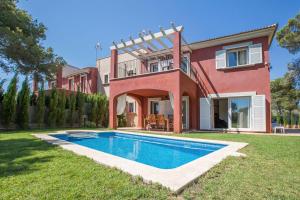 uma casa com uma piscina em frente em Villa Cala Pi em Cala Pi