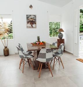 - une salle à manger avec une table et des chaises dans l'établissement Villa F4 chic avec jacuzzi en Martinique, au Lamentin