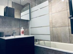Koupelna v ubytování Happy Day-Appartement entier 2 chambres-60 m2