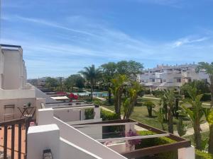 - une vue depuis le balcon d'un bâtiment dans l'établissement Naranjos Condado, à Alhama de Murcia
