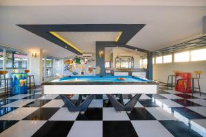 uma mesa de bilhar num quarto com piso em xadrez em Hoi An Blue Sky Boutique Hotel & Spa em Hoi An