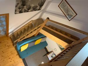 una vista sul soffitto di un letto a castello in una camera di Ferienwohnung Bacher a Edling
