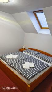 Letto o letti in una camera di Penzion YORK