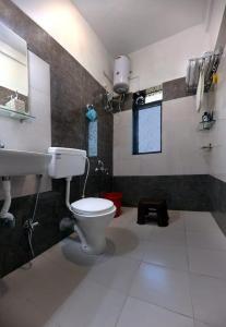 une salle de bains avec toilettes et lavabo dans l'établissement Coral Villa, à Panchgani 50 autres photos
