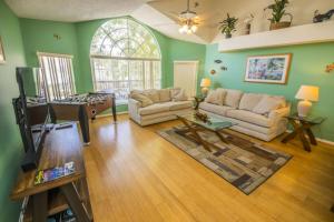un soggiorno con un divano e un tavolo di 3 Bedroom Resort Condo 8 Miles to Disney Pool Free Parking a Kissimmee