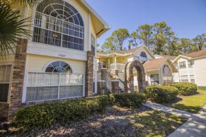 una grande casa gialla con cancello di 3 Bedroom Resort Condo 8 Miles to Disney Pool Free Parking a Kissimmee