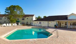 una grande piscina di fronte a un edificio di 3 Bedroom Resort Condo 8 Miles to Disney Pool Free Parking a Kissimmee