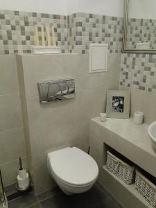 een badkamer met een toilet en een wastafel bij Apartament w centrum Starego Miasta 1 in Olsztyn