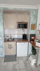 Una cocina o zona de cocina en "La Cala de Mijas Bright Apartment with Sea Views Near the Beach"
