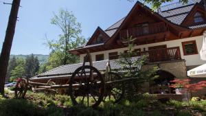 un edificio con un cañón delante de él en Pokoje w Oberży Czarny Groń en Rzyki