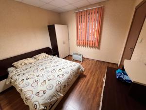 Tempat tidur dalam kamar di Почивна база Пиринпласт