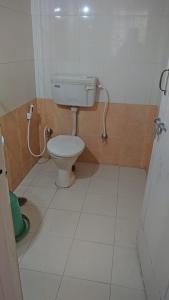 MYSORE MAHALAKSHMI ROOMS في ميسور: حمام صغير مع مرحاض في الغرفة
