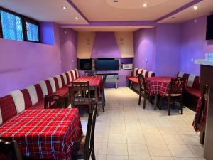 ゴツェ・デルチェフにあるПочивна база Пиринпластの紫の壁のレストラン