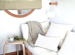 a living room with a white couch and a table at Boutique Loft Mona Lisa, Boutique Loft Mrs Green in Drosendorf Stadt