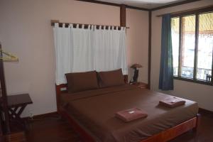 Un dormitorio con una cama con dos cajas. en Namsong Bridge Bungalows en Vang Vieng