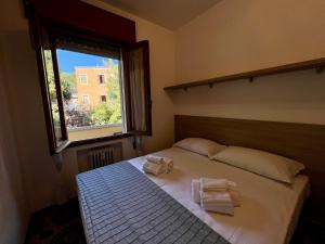 um quarto com uma cama com duas toalhas em All'ombra del Carmine em Pádua