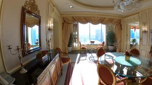 una sala da pranzo con tavolo in vetro e sedie di Westgate a Las Vegas