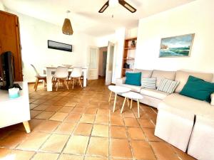 ein Wohnzimmer mit einem Sofa und einem Tisch in der Unterkunft Las Terrazas Islantilla in Huelva