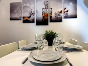 een eettafel met wijnglazen erop bij 4 pers apartment, WLAN, single beds, city center in Mülheim an der Ruhr