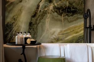 een badkamer met een tafel met zeepflessen bij Lush Private Game Lodge in Pilanesberg