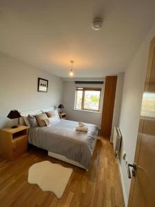 - une chambre avec un grand lit et une fenêtre dans l'établissement The Clayton Charming One Bedroom Apartment, à Dublin