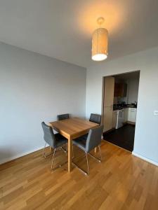 een eettafel en stoelen in een kamer bij The Clayton Charming One Bedroom Apartment in Dublin