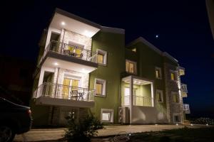 El edificio en el que está el departamento 6 fotos más