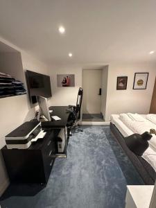 - une chambre avec un bureau, un lit et un ordinateur dans l'établissement BraMy Apartments The LUX View, à Tromsø