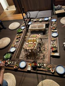 ein Tisch mit vielen Teller Essen drauf in der Unterkunft 1日1組限定 田舎体験 古民家宿 樹々庵 Juju-an in Gero