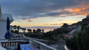 莫甘的住宿－Miami Beach Puerto Rico，日落时分从城市阳台上欣赏到美景