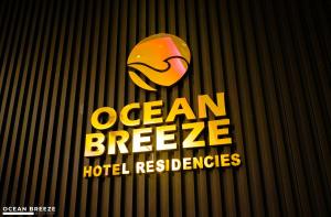 En logo, et sertifikat eller et firmaskilt på Ocean Breeze by DOXA