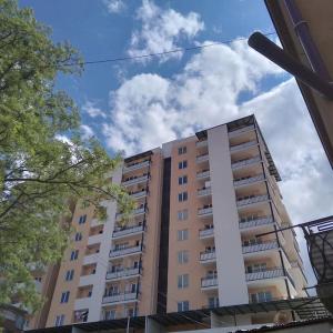 wysoki budynek apartamentowy z niebem w tle w obiekcie Meskheti Tower Unit 78 w Achalciche