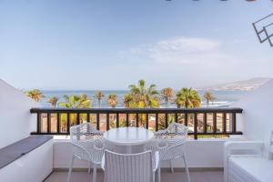 balcone con tavolo, sedie e vista sull'oceano di Parque Santiago 2 Pure Home Tenerife ad Arona