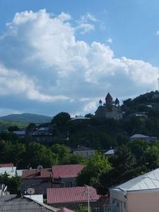 - une vue sur une ville avec une église sur une colline dans l'établissement Meskheti Tower Unit 78, à Akhaltsikhé