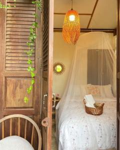 um quarto com uma cama com um cesto em Suksamer Relaxation Homestay 